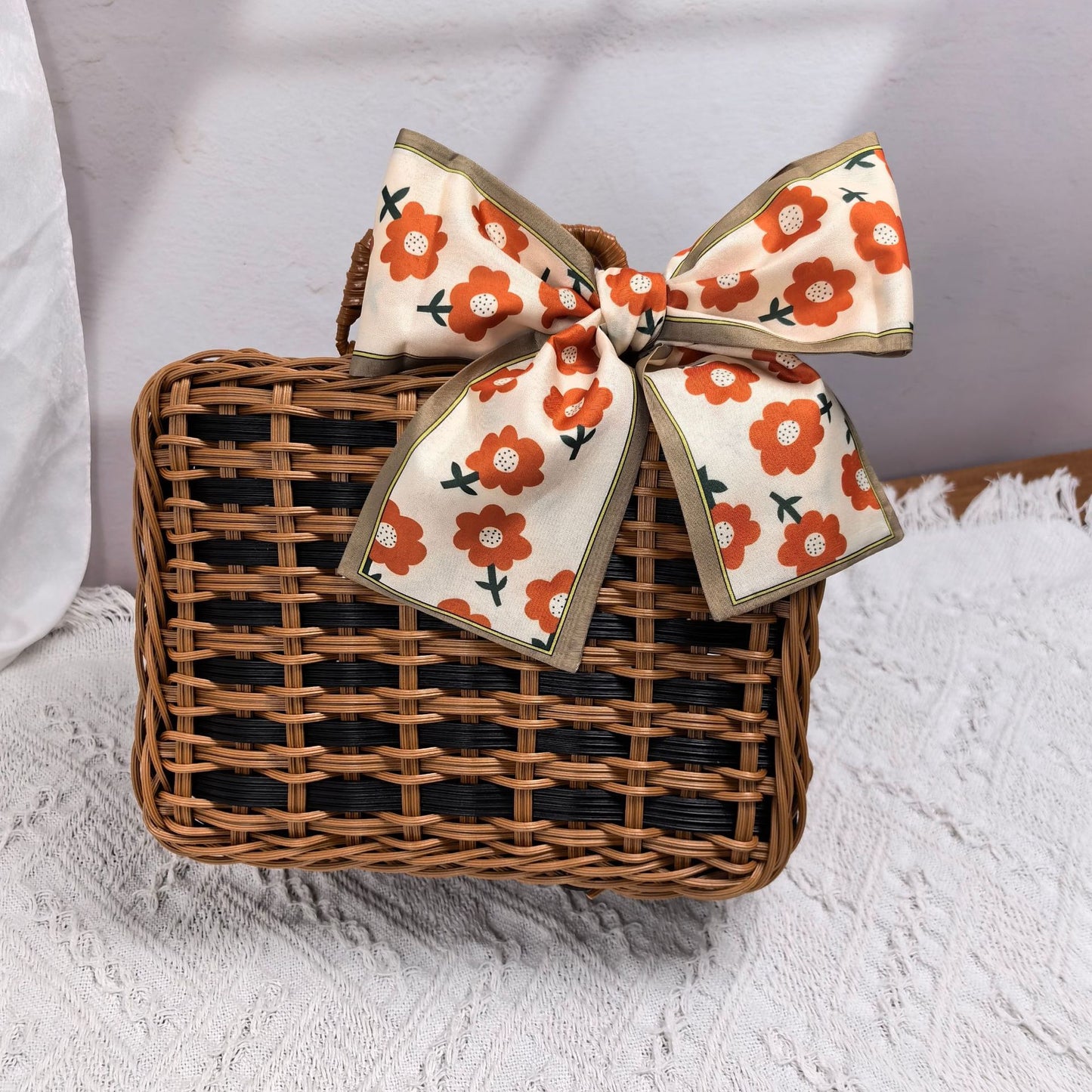 Damen eleganter Handtasche aus geflochtenem Material Brehn
