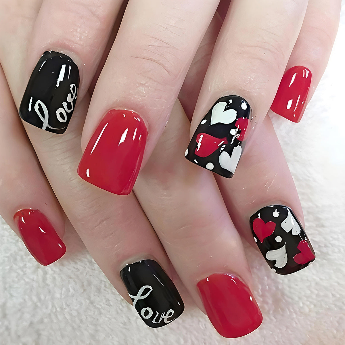 Kunstnageldesign mit Herzen und Kussmotiven Brehn