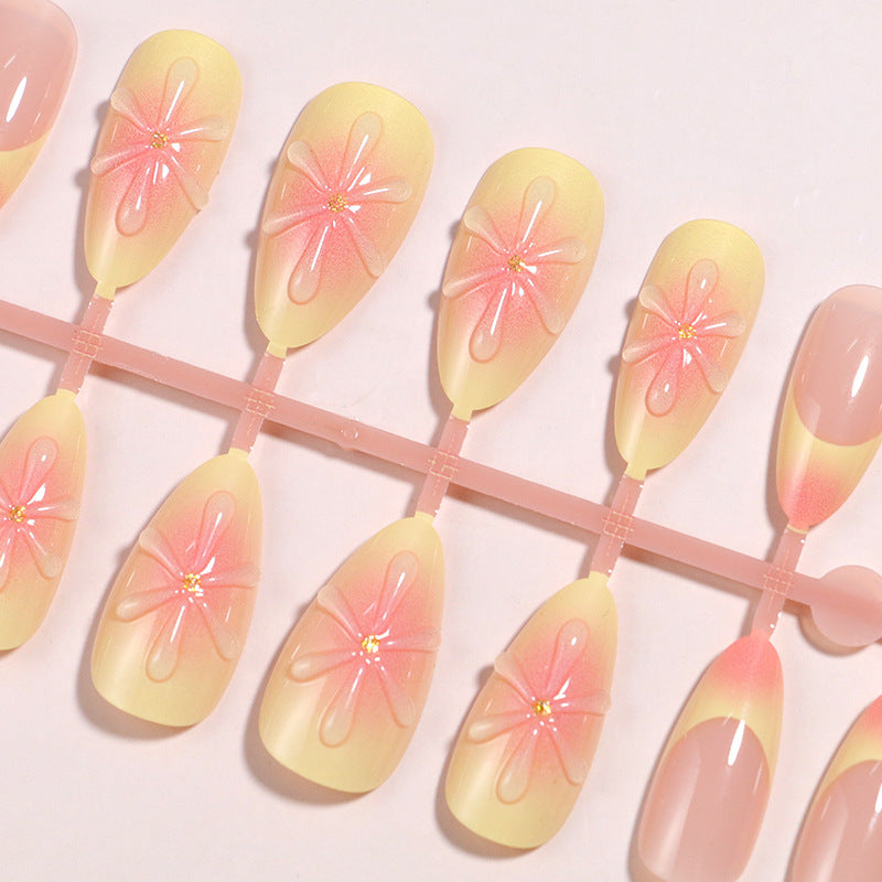 Künstlerisches Press-On Nagelset mit floralen Akzenten Brehn