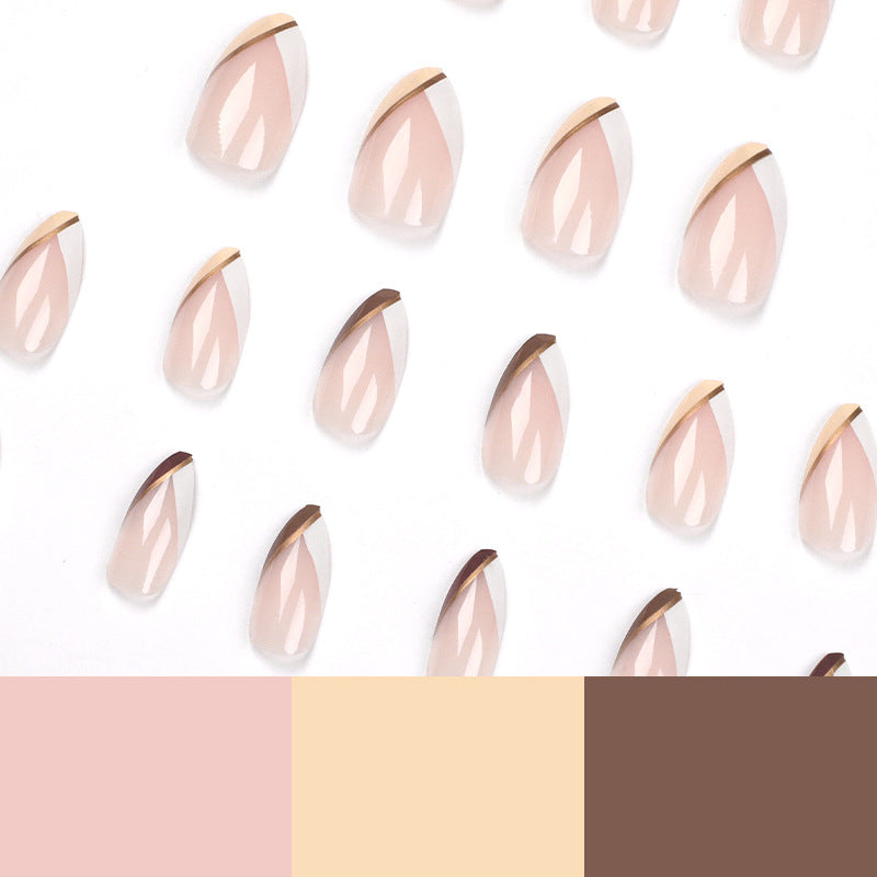 Kunstvolle Nagelkunst im eleganten Stiletto-Design mit goldenen Akzenten Brehn