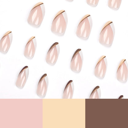 Kunstvolle Nagelkunst im eleganten Stiletto-Design mit goldenen Akzenten Brehn