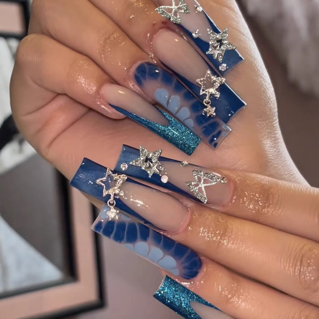 Glamouröse Kunstnagelspitzen mit verzierten Sternen und Glitzer Brehn