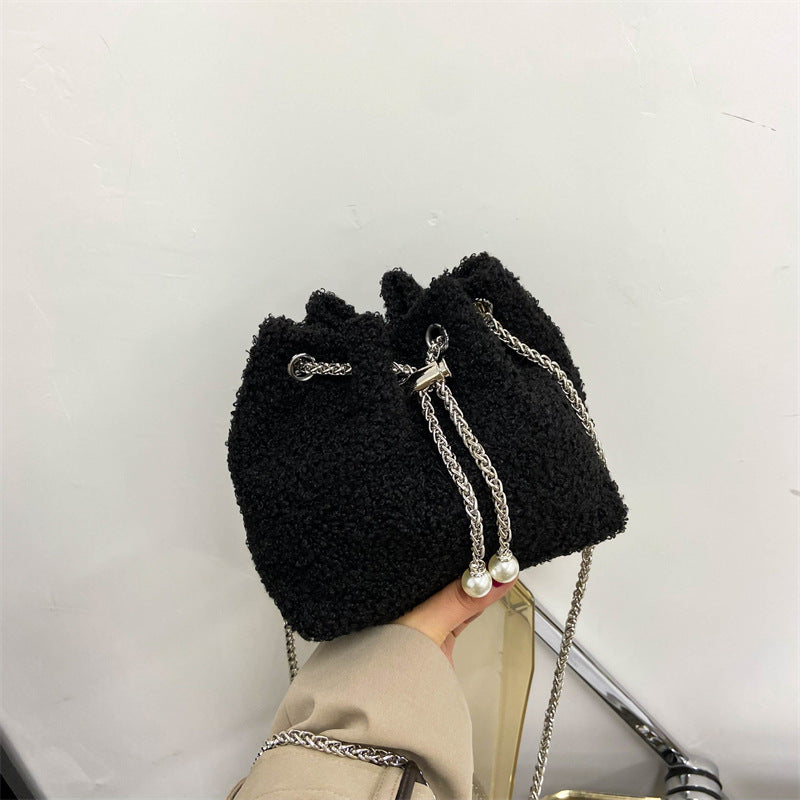Texturierte Kordelzug-Handtasche
