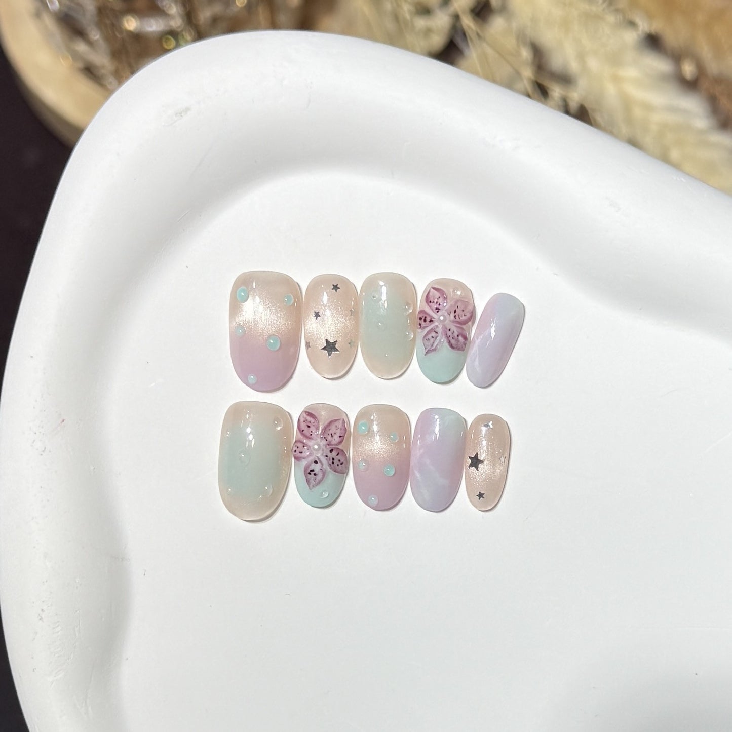 Floral-inspiriertes Press-On-Nagelkunst-Set mit Sternakzenten Brehn
