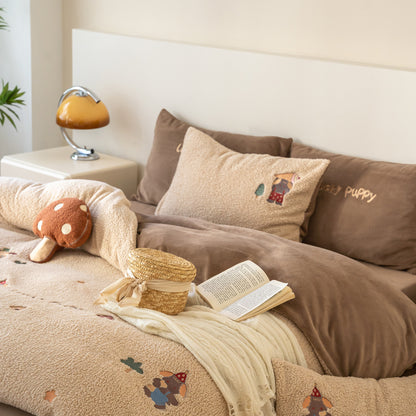 Plüsch-Bettwäschegarnitur aus Teddy-Fleece mit bestickten Pilz- und Waldmotiven
