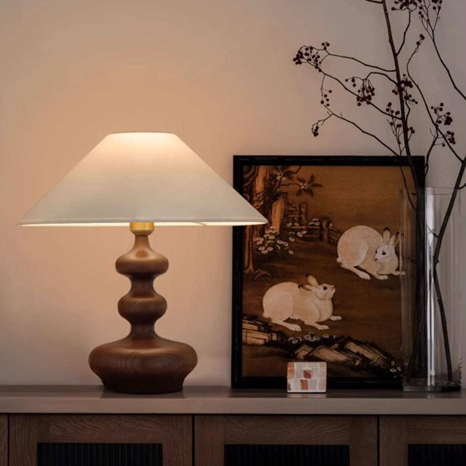 Elegante Tischlampe mit skulpturaler Basis