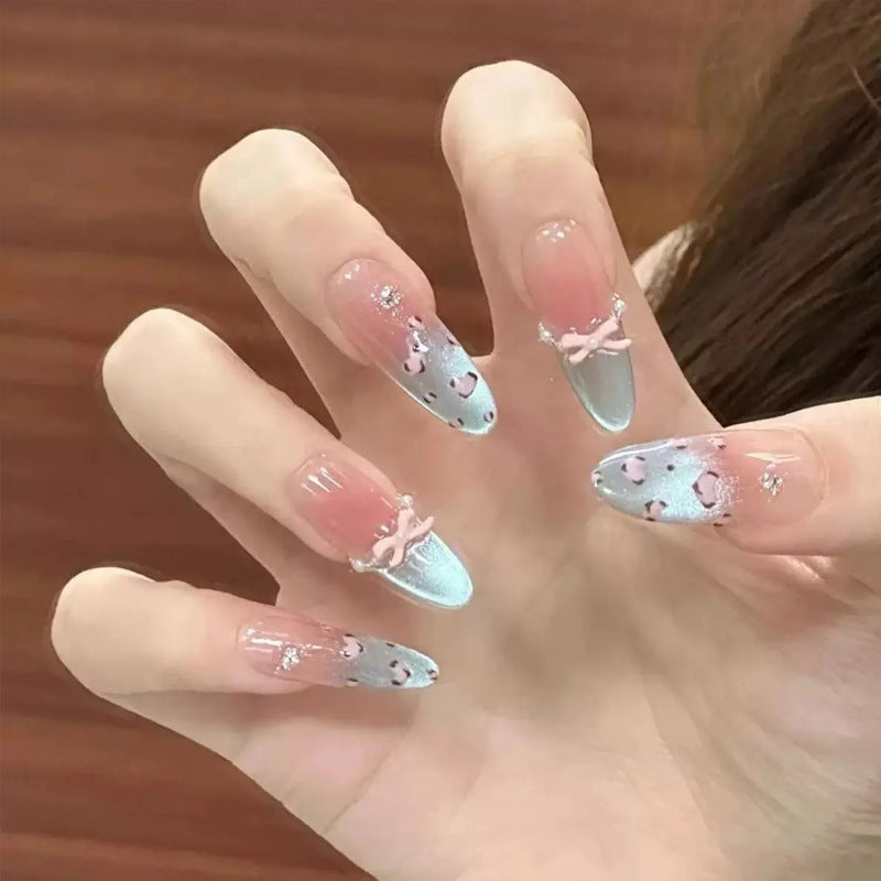 Kunstnagelset mit funkelnden Glitzer- und holografischen Akzenten Brehn