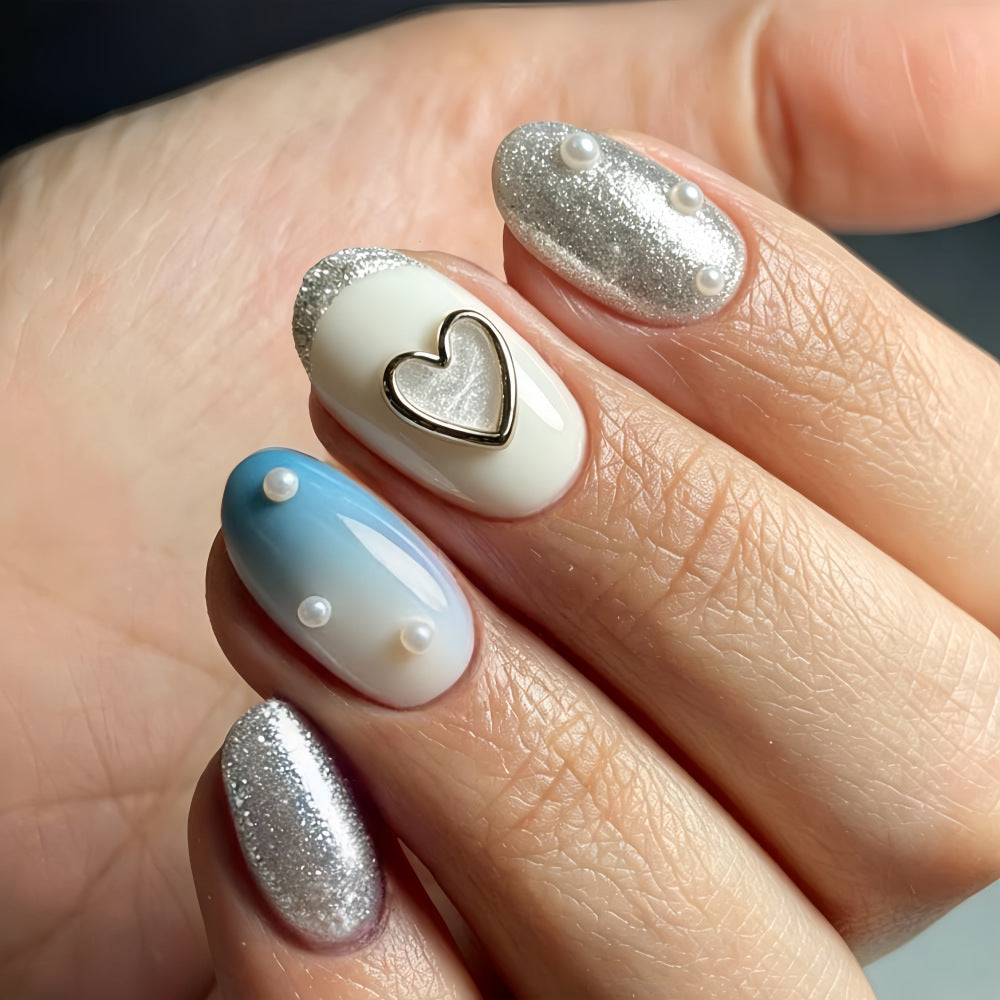 Glamouröse Kunstnägel mit Herz-Design und Perlendetails Brehn