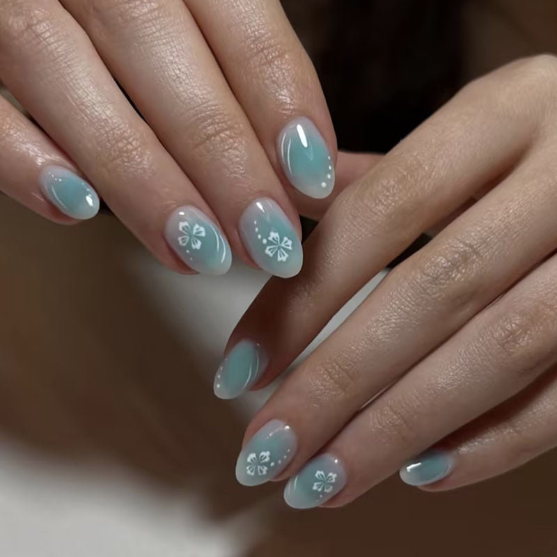 Kunstnagelset mit floralen Verzierungen und glanzvollem Finish Brehn