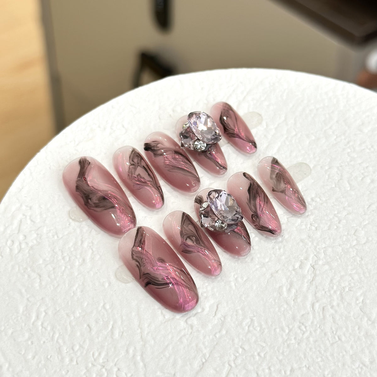 Künstlerisches Marmor-Design Press-On Nagelset mit Edelstein-Akzenten