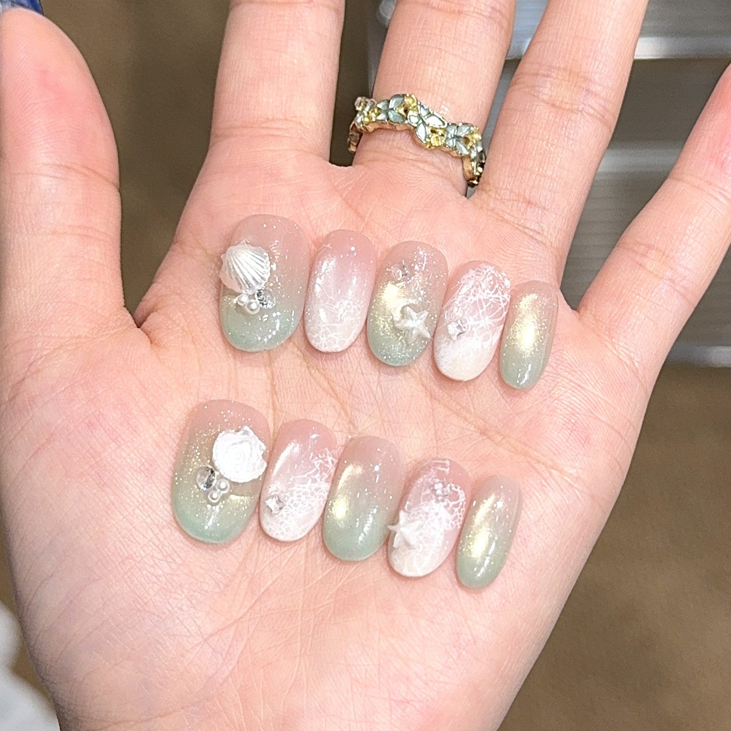 Künstliche Nagelspitzen mit Maritimem Design und Glitzereffekten Brehn