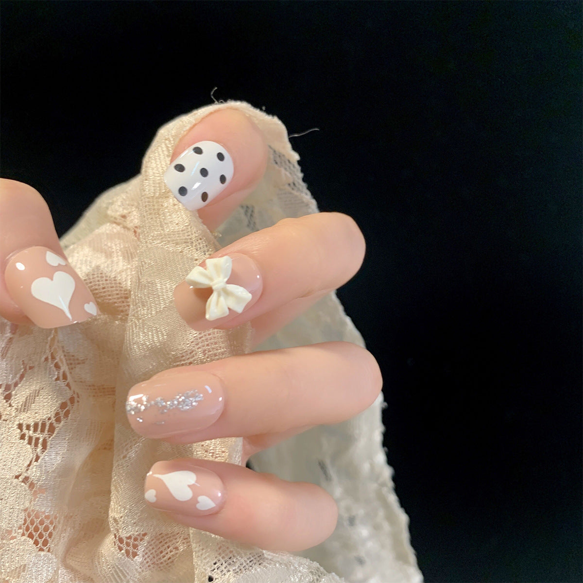 Kunstvolle Nagelkunst mit zarten Blüten- und Herzmotiven Brehn
