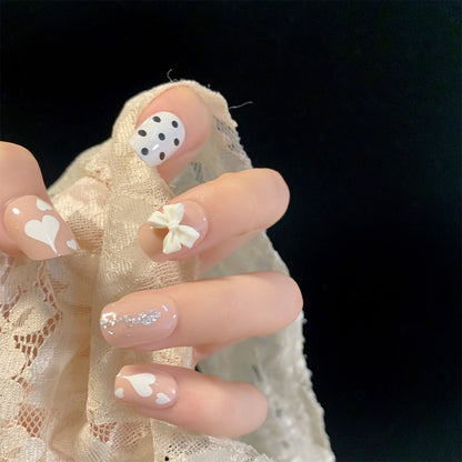 Kunstvolle Nagelkunst mit zarten Blüten- und Herzmotiven Brehn
