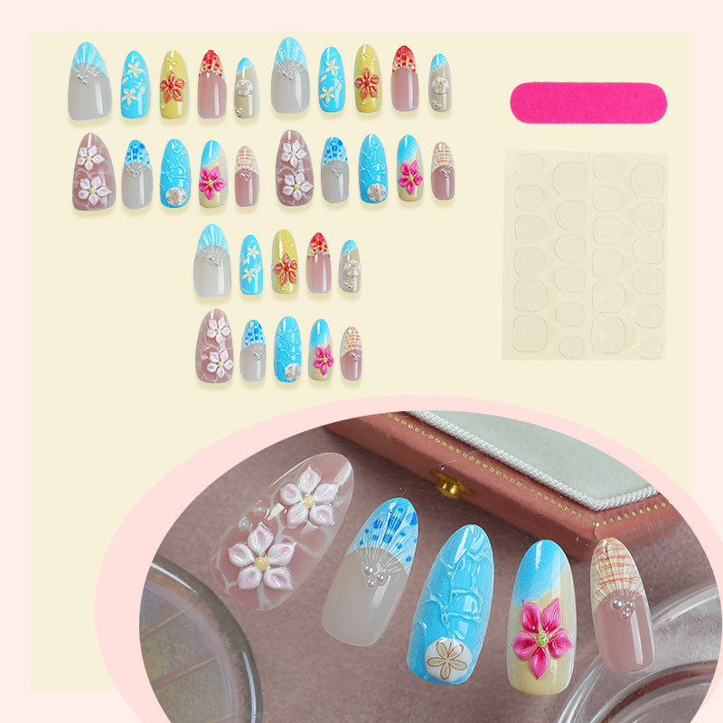 Elegantes Kunstnagelset mit floralen Details und Glitzerakzenten Brehn