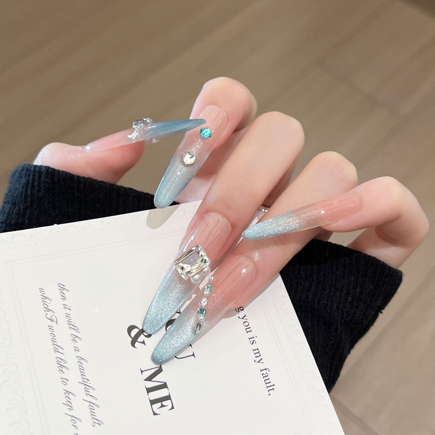 Künstlerische Stiletto Press-On Nagelkunst mit schimmernden Akzenten Brehn