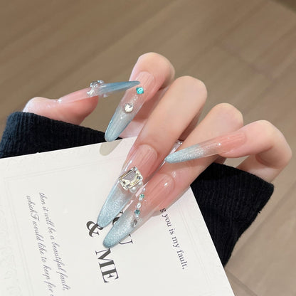 Künstlerische Stiletto Press-On Nagelkunst mit schimmernden Akzenten Brehn
