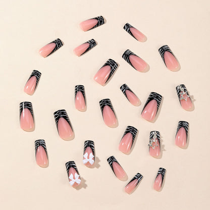 Elegante 3D Nagelkunstverlängerungen mit floralen Akzenten Brehn
