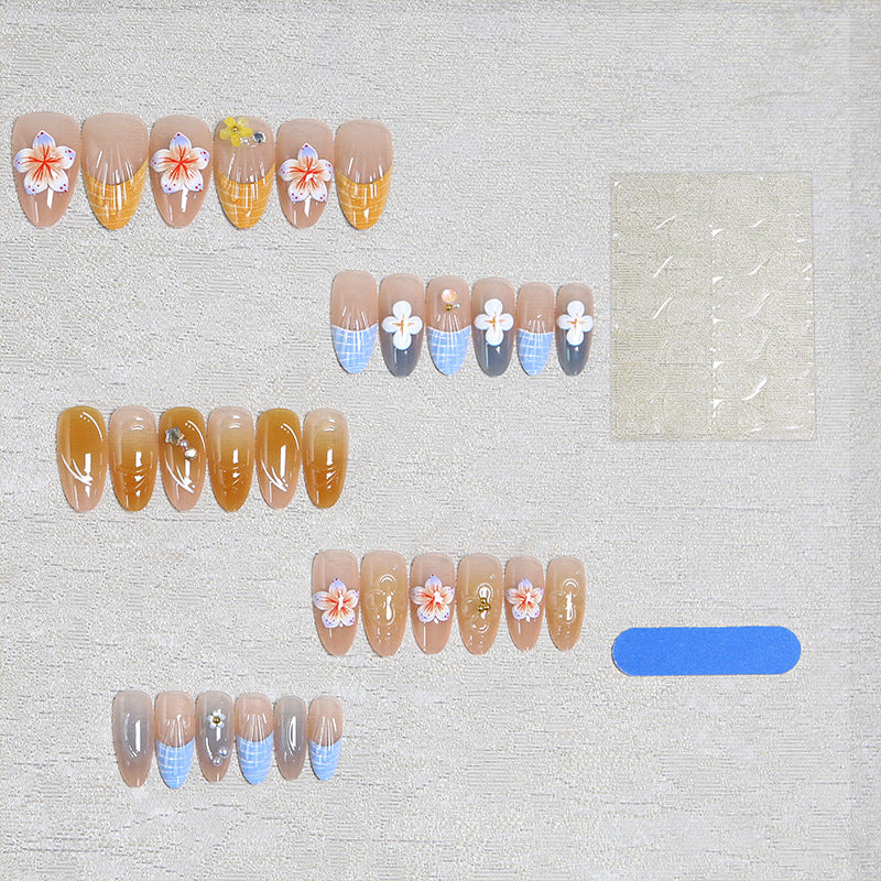 Kunstnagelset mit ästhetischen floralen Akzenten und Glanzfinish Brehn