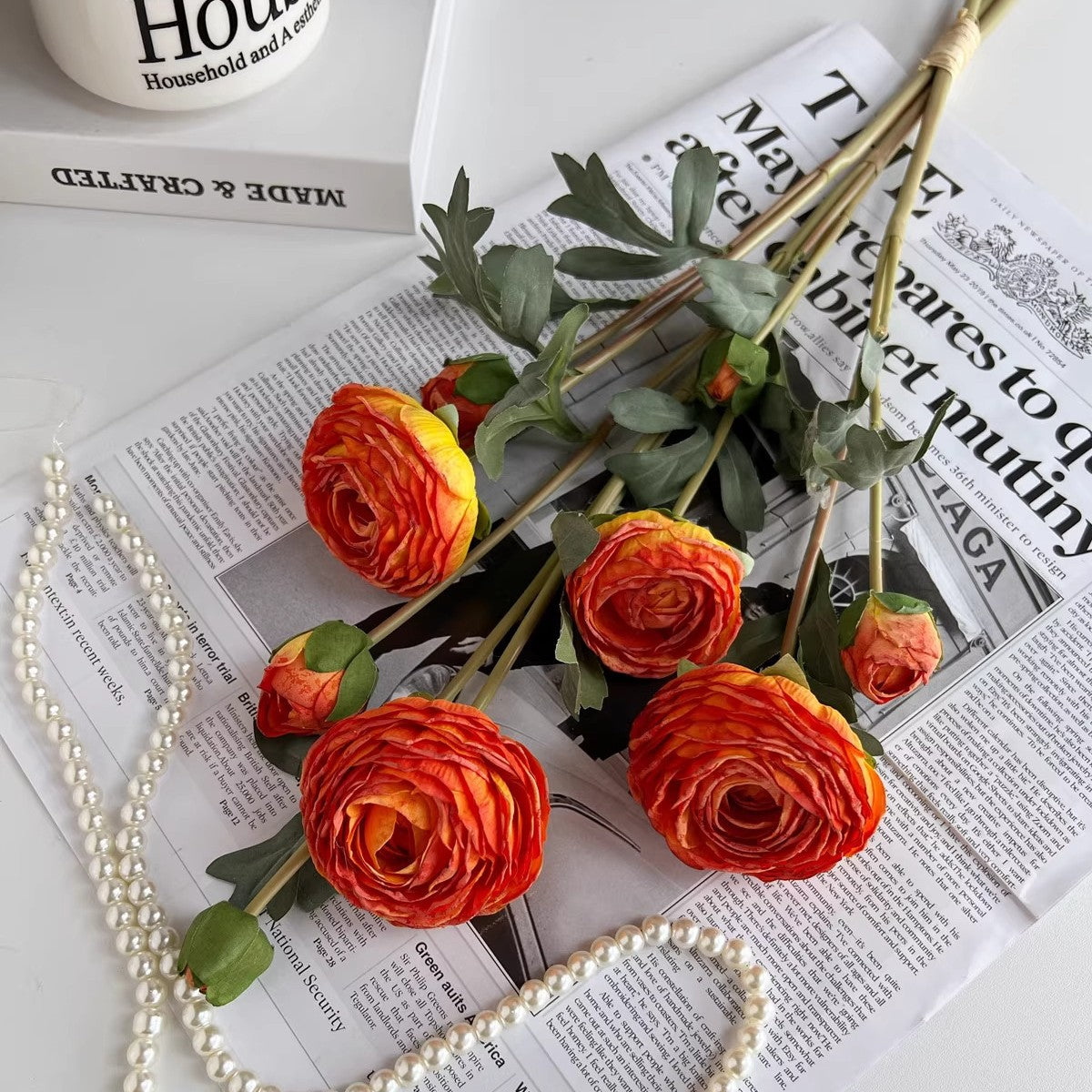Lebensechte Ranunkel Blumenarrangement