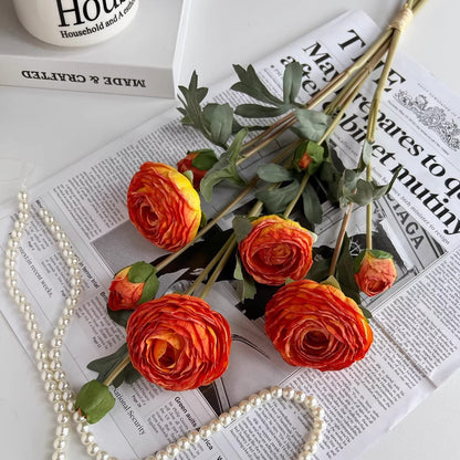 Lebensechte Ranunkel Blumenarrangement