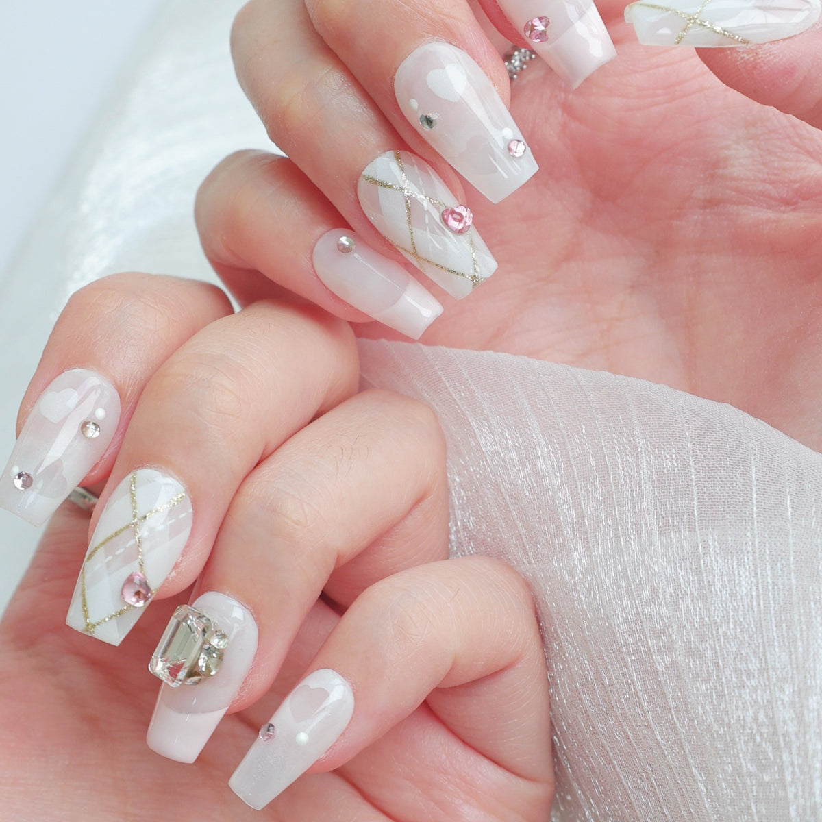Dekoratives Press-On Nagelkunstset mit Strass- und Herzakzenten