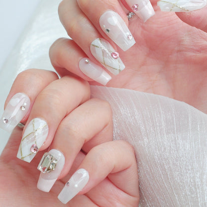 Dekoratives Press-On Nagelkunstset mit Strass- und Herzakzenten