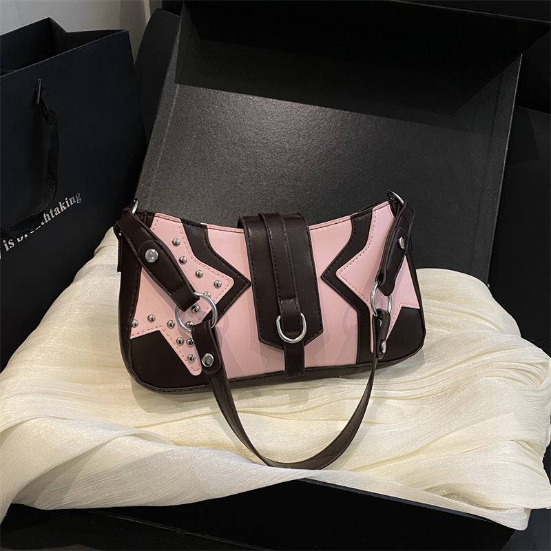Nietenverzierte Handtasche