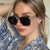 Damen elegante Sonnenbrille mit markantem Geometrie-Rahmen Brehn