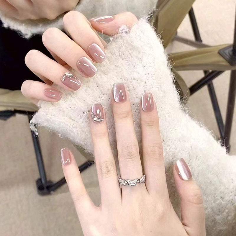 Glitzernde Kunstnagelspitzen mit eleganten Details Brehn