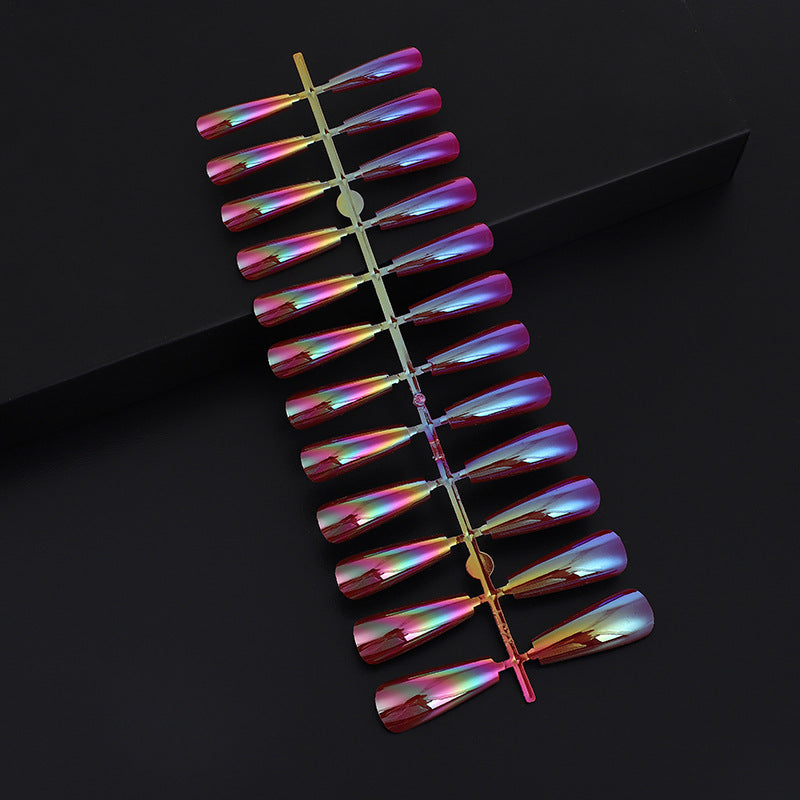 Kunstnägel im modernen holografischen Design Brehn