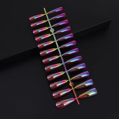 Kunstnägel im modernen holografischen Design Brehn