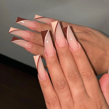 Kunstvolle Stiletto-Nägel mit eleganten Farbverlauf und geometrischen Akzenten Brehn