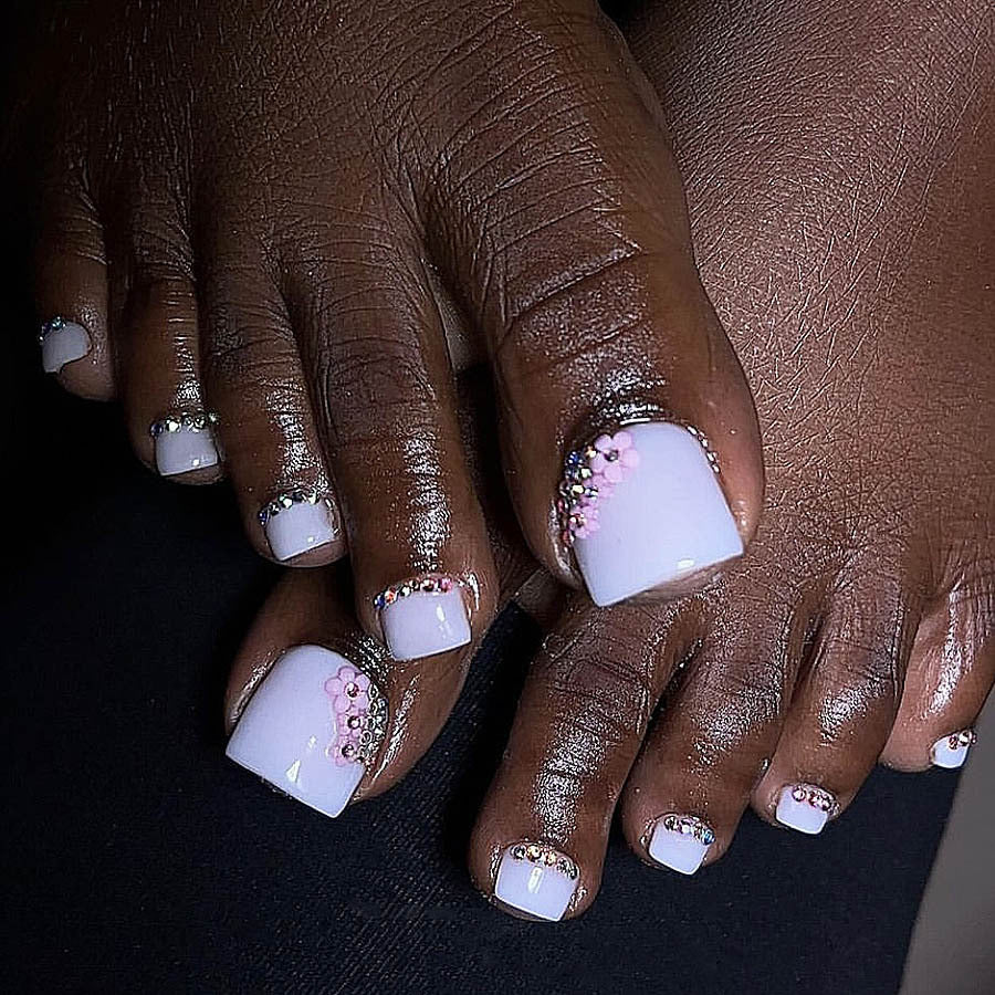Fußnagelkunstset mit eleganten Glitzerverzierungen und floralen Akzenten Brehn