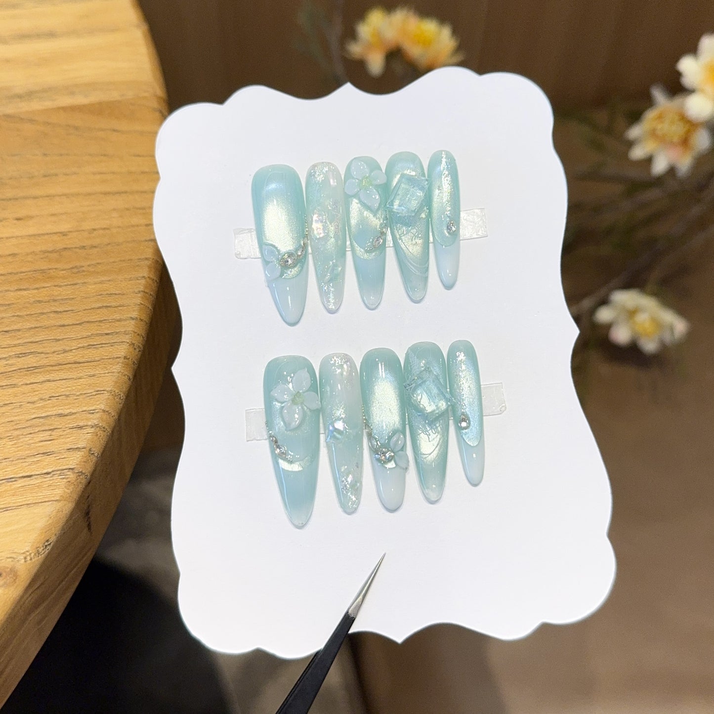 Kunstnägel mit Floralen Designs und Glitzereffekten Brehn