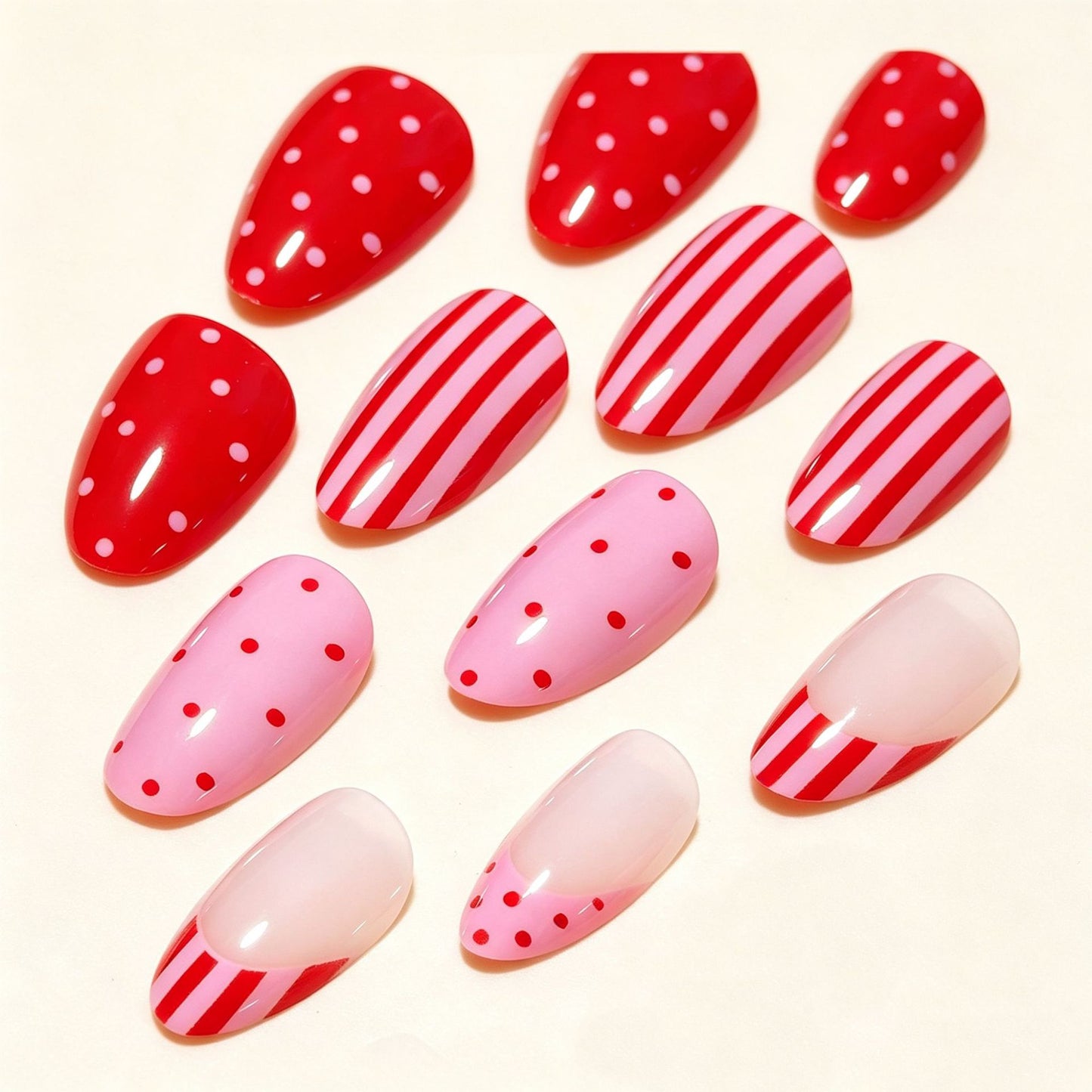 Künstlerisches Nageldesign mit Herz und Streifen Brehn