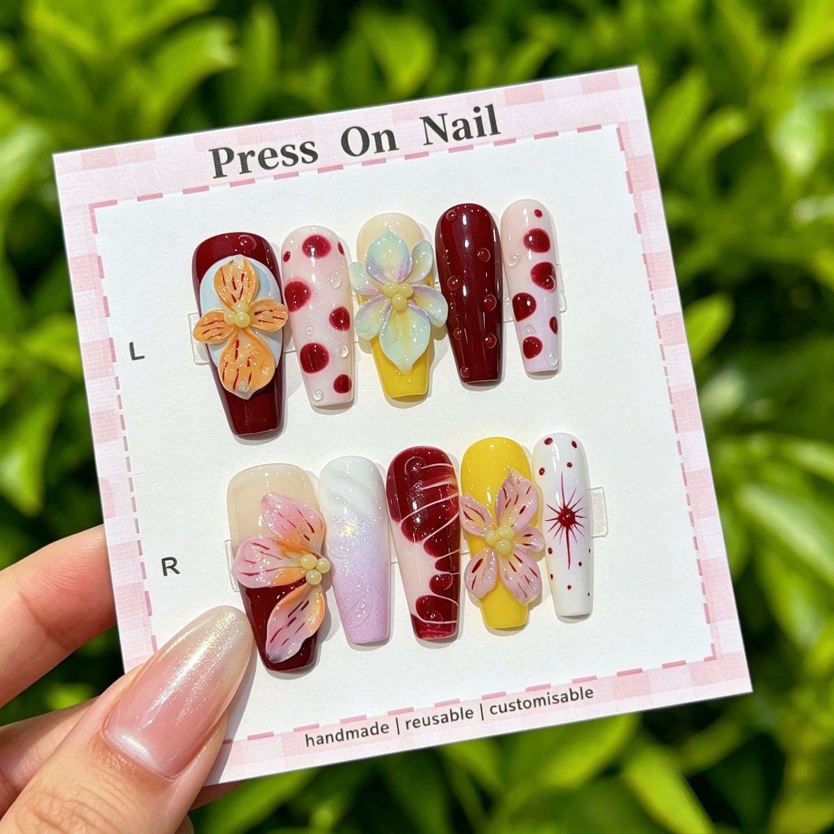 Künstlerisches Press-On Nagelset mit floralen und gemusterten Designs