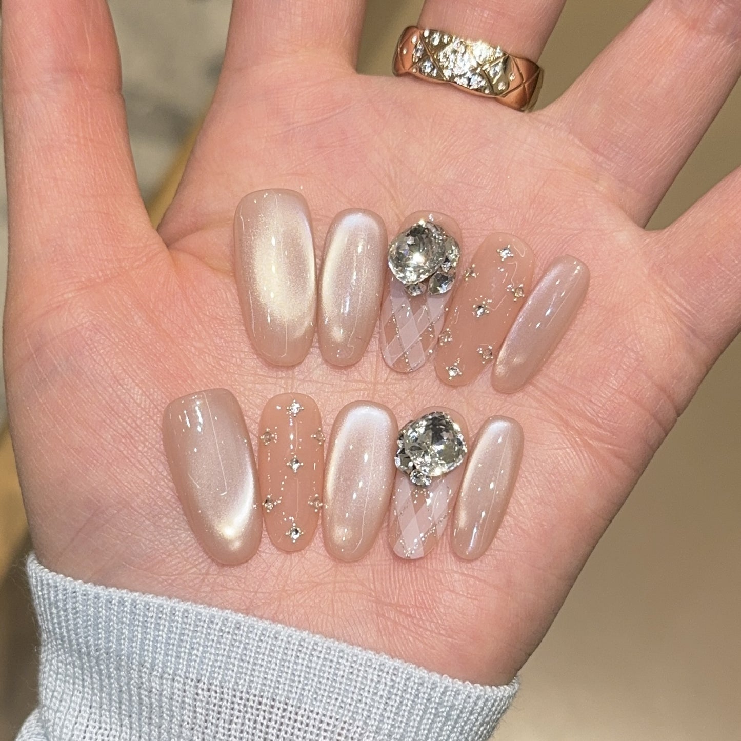 Elegante Kunstnägel mit Schimmernden Effekten und Strassakzenten Brehn