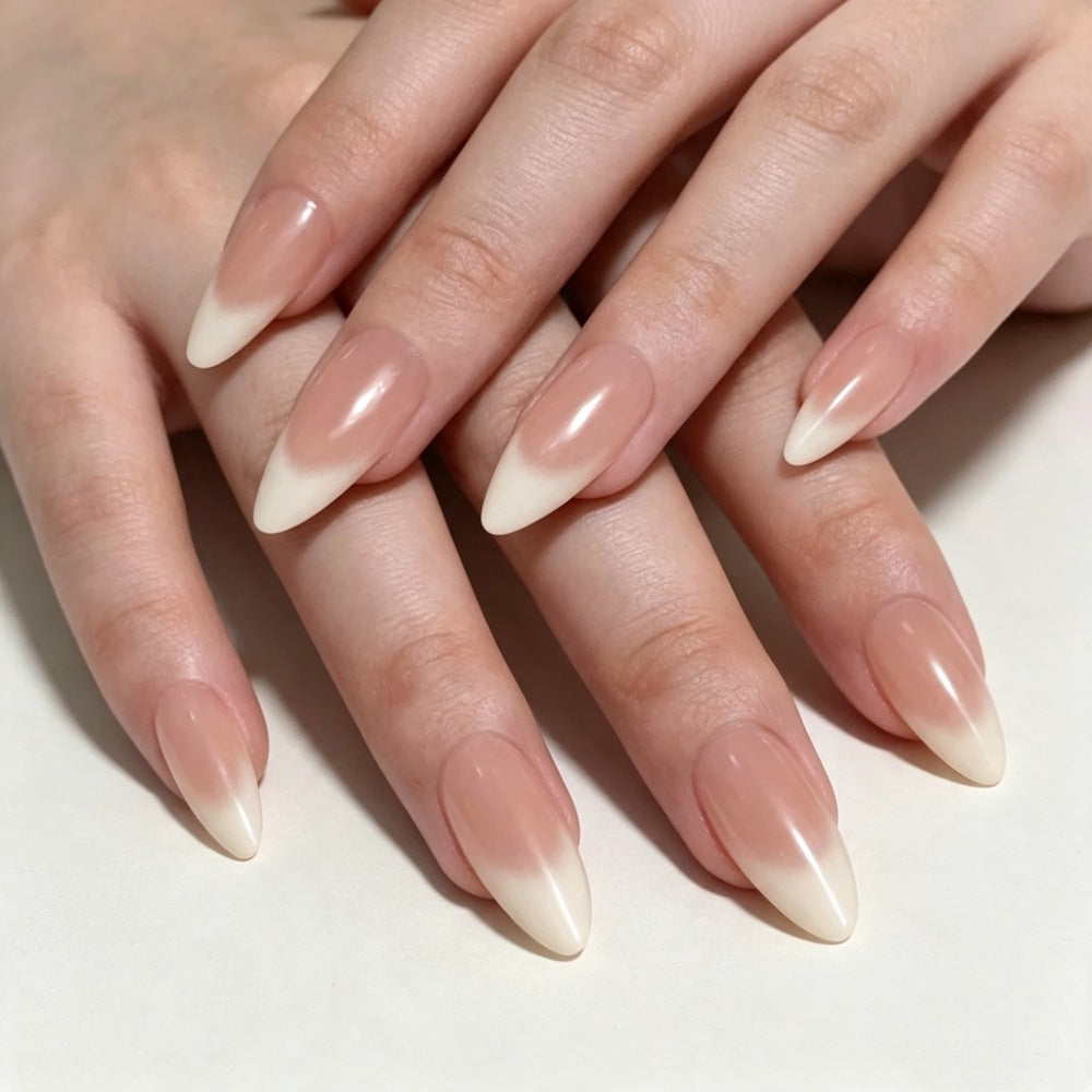 Kunstnägel mit Elegantem Ombre-Effekt und Hochglanz-Finish Brehn