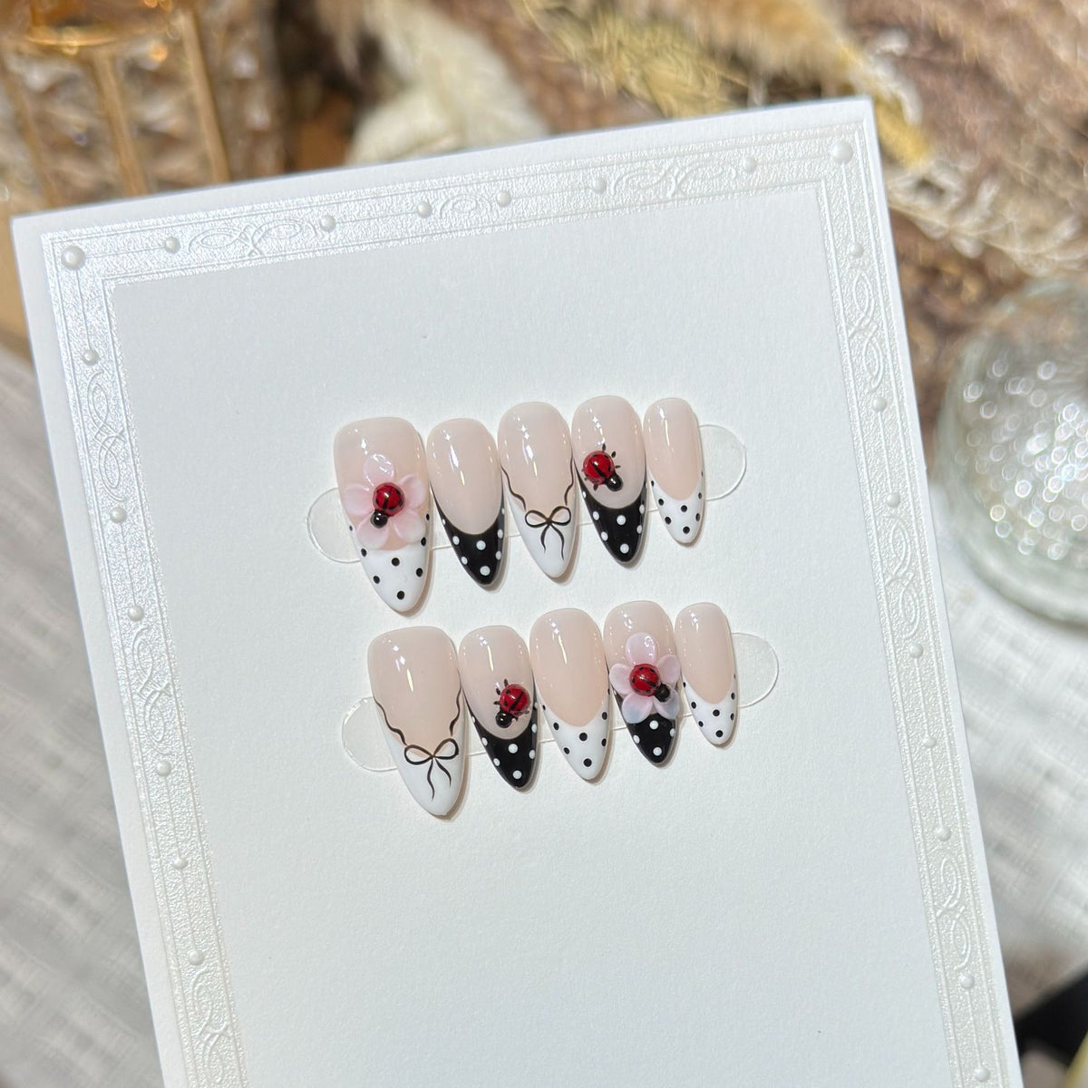 Künstlerisches Stiletto Press-On Nail Set mit floralen und Insektenmustern Brehn