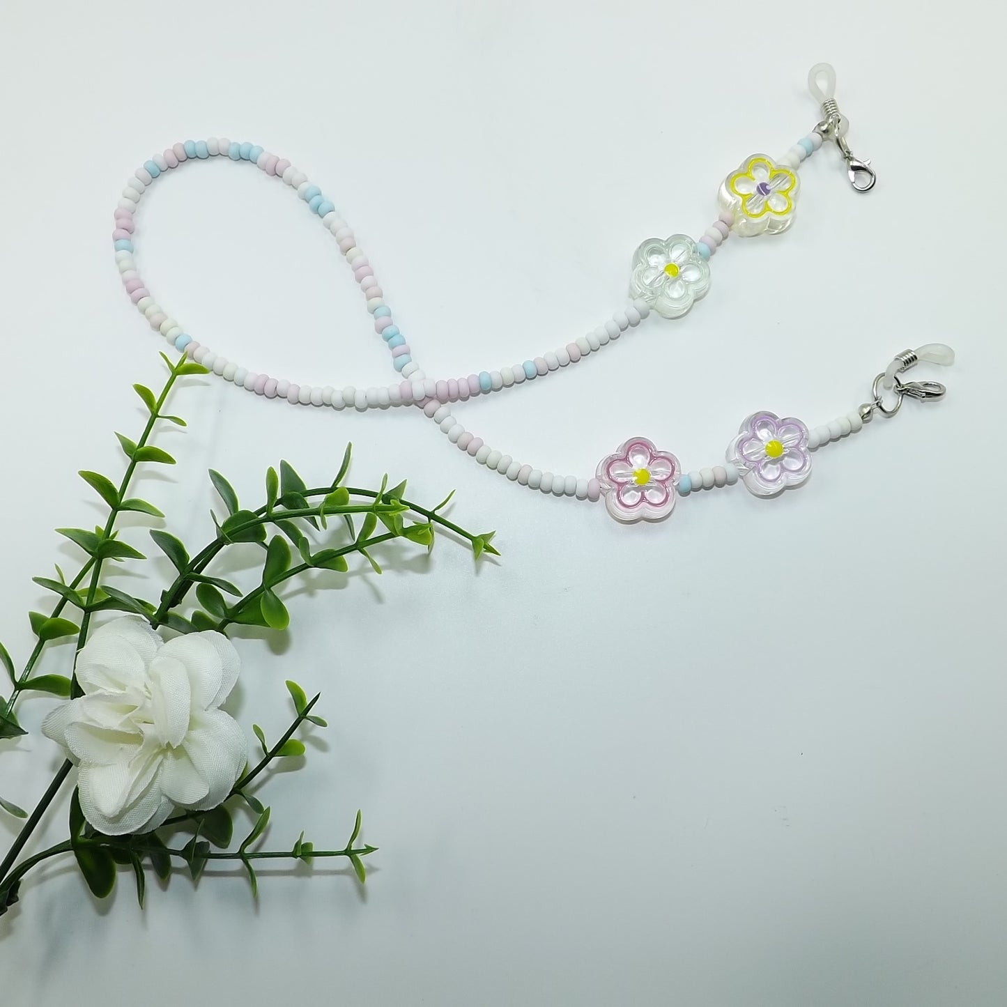 Verspielte Brillenhalterkette mit Blumenanhängern Brehn