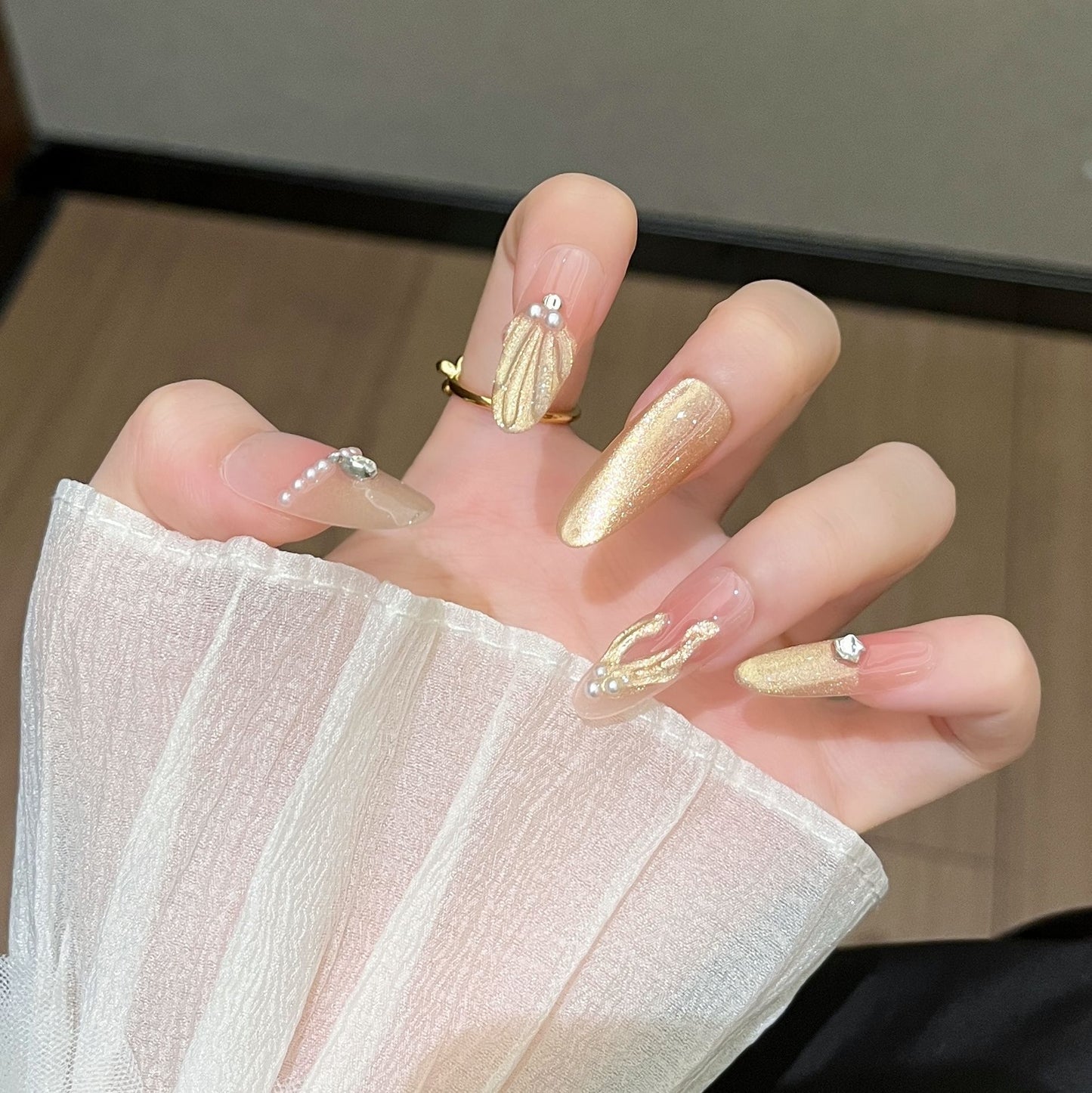 Dekorative mit Kristallen verzierte Press-On Nagelkunst Brehn