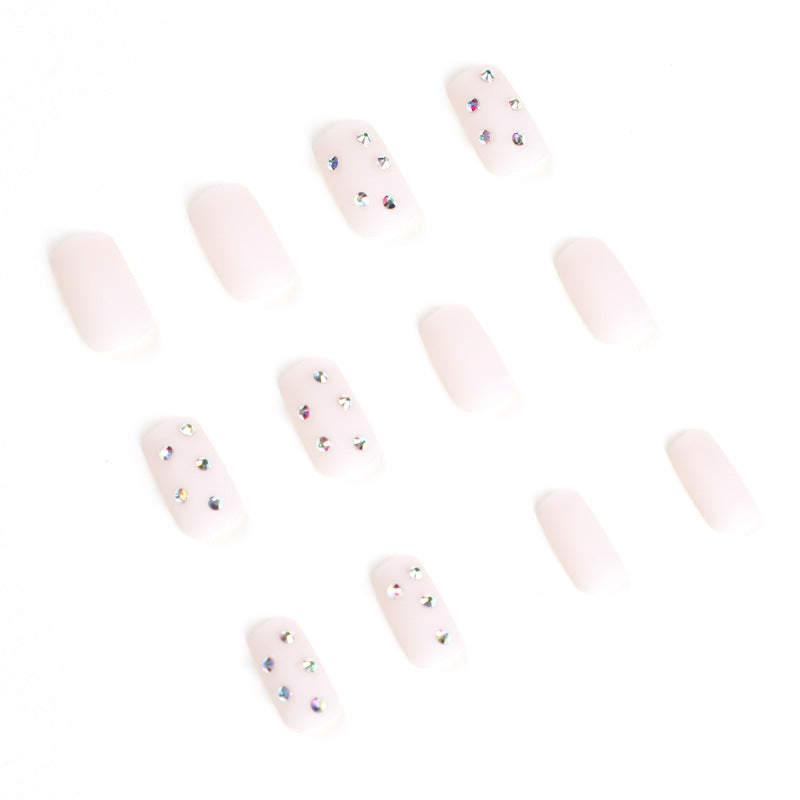 Kunstvolle Nagelkunst mit eleganten Strassverzierungen Brehn