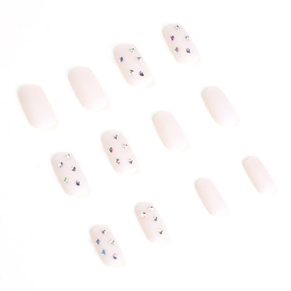 Kunstvolle Nagelkunst mit eleganten Strassverzierungen Brehn