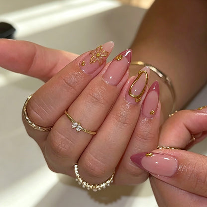 Kunstvolle Nagelspitzen mit zarten Goldakzenten Brehn