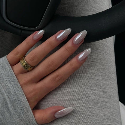 Kunstvolle Stiletto-Nägel mit eleganten Glanz-Details Brehn
