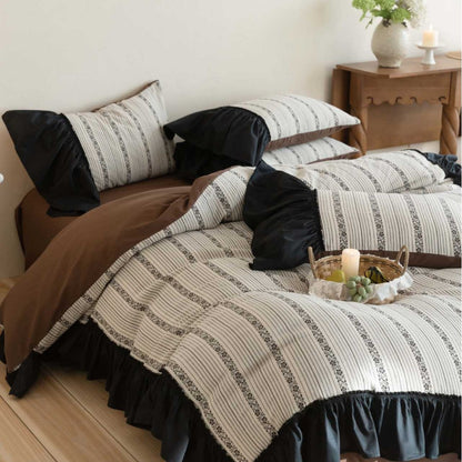 Rüschiges Bettbezug-Set mit gestreifter Jacquard-Borte und Wendekissen