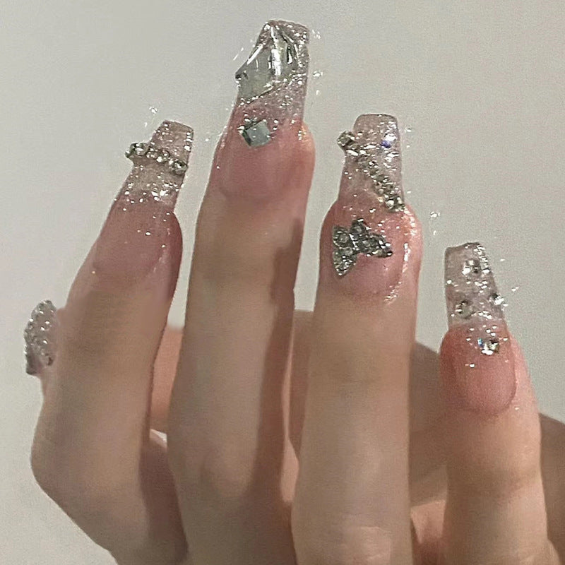 Glamouröse Kunstfingernägel mit Zarten Blüten- und Glitzereffekten Brehn