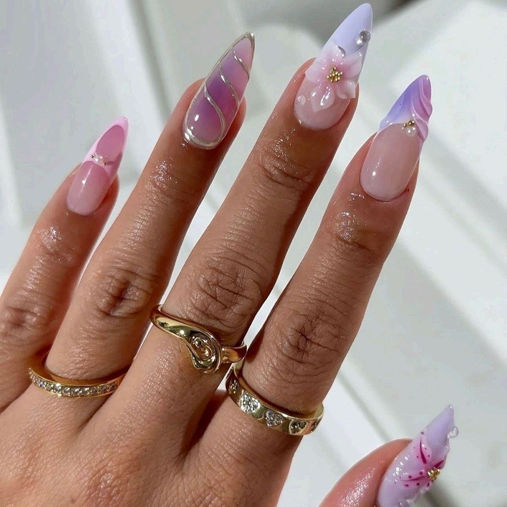 Exquisite Kunstnägel mit Floralem Design und Glitzerakzenten Brehn