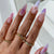 Exquisite Kunstnägel mit Floralem Design und Glitzerakzenten Brehn