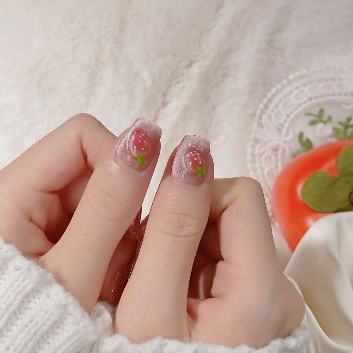 Artisanal Press-On Nail Set mit Blumen- und Obstmotiven Brehn